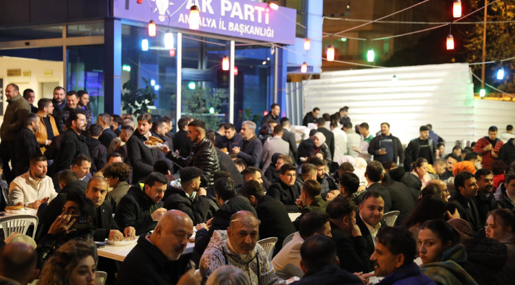 AK Parti Antalya Gençlik Kolları'ndan Vefa Sahuru - Antalya Akış Haber Görseli